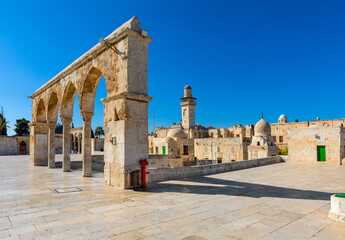 Fototapeta premium Temple Mount with gateway arches leading to Dome of the Rock, al-Aqsa Mosque and and Bab al-Silsila minaret in Jerusalem Old City, Israel