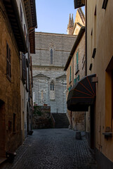 Straße in der Altstadt von Orvieto in Umbrien in Italien 