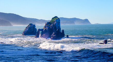 Costa del Mar Cantábrico. Rocas y arrecife con oleaje  y bruma