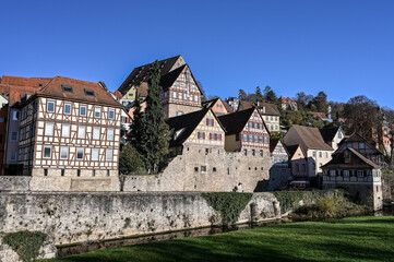 Fototapeta na wymiar Cityscape of Schwäbisch Hall, Germany with its colorful half-timbered houses and the historic city wall under a clear blue sky.