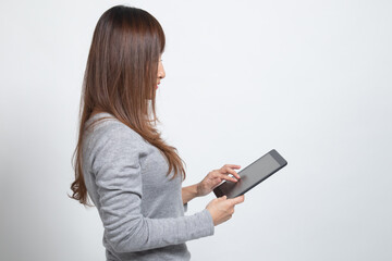 Naklejka premium Young Asian woman with a computer tablet.