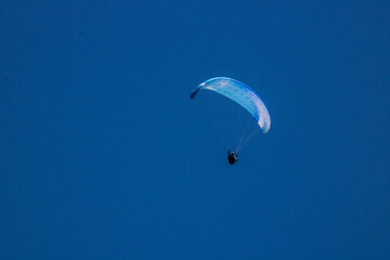 Un parapente dans les airs
