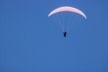Un parapente dans les airs