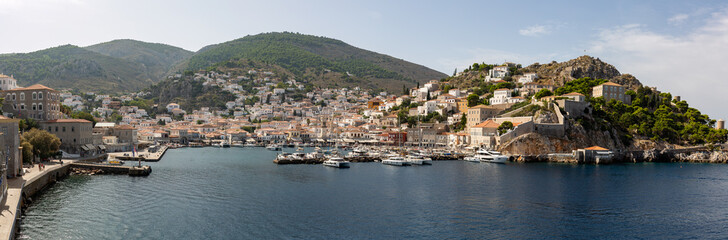 Fototapeta na wymiar panorama of the city of hydra island