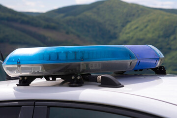 Puente de luces de un vehículo policial.