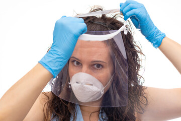 Chica usando medios de protecci&oacute;n antivirus.