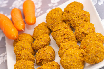 Galletas caseras de harina de almendra y zanahoria.