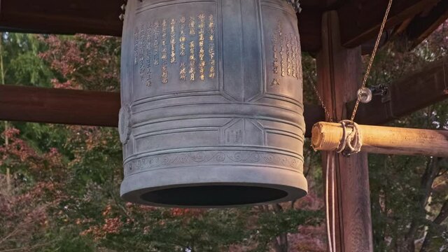 寺の鐘を衝くムービー