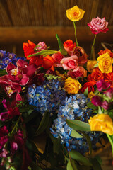 Obraz na płótnie Canvas Orange, pink, blue flower arrangement at wedding