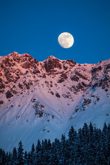 Fantastischer Mondaufgang am Rothorn im Skigebiet Lenzerheide, Schweiz