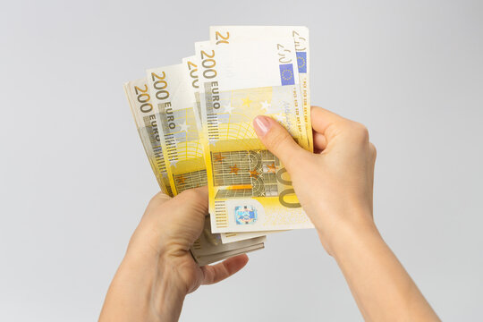 200 euro banknotes count by woman - Powered by Adobe
