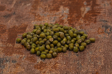 Dry raw beans mung for cooking