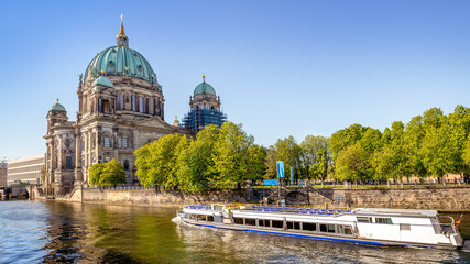 the famous berlin cathedral in berlin, germany - obrazy, fototapety, plakaty