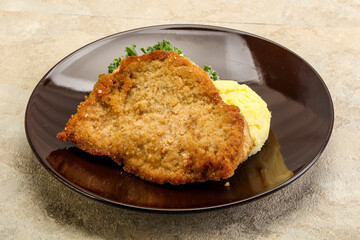 Crispy chicken schnitzel with mashed potato