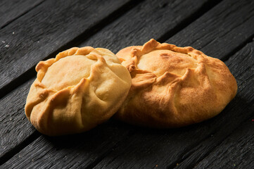 Tatar pie triangle echpochmak, Russian kurnik, delicious pastry with chicken and potatoes. Traditional food, quick snack of dough. © Евгений Вершинин