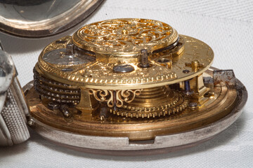 Alte Taschenuhr mit sichtbarem Uhrwerk - wunderschön