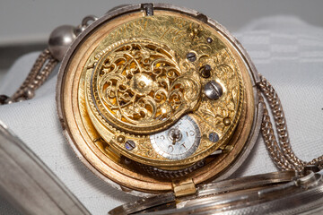 Alte Taschenuhr mit sichtbarem Uhrwerk - wunderschön