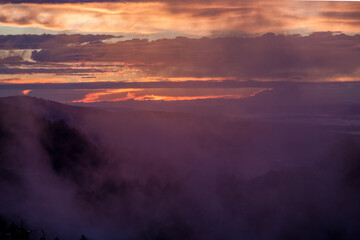 Naklejka na ściany i meble Wunderschöner Sonnenuntergang mit Dampfwolken