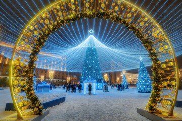 Obraz premium Christmas tree in Moscow, Russia at night. Lubyanka square. City street decorated for holidays