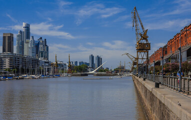 Panor&aacute;mica de Puerto Madero y el Puente de la Mujer en Buenos Aires.