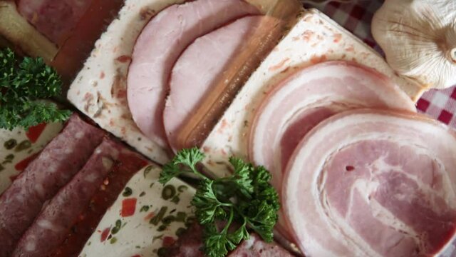 Pr&eacute;sentation de diverses charcuterie avec saucisson, fromage de t&ecirc;te, civier, jambon, etc...