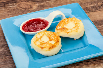 Cottage cheese pancakes with strawberry jam