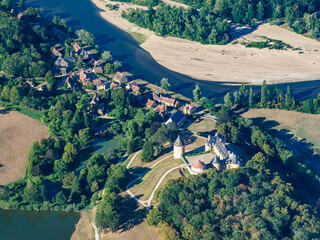 vue aérienne de la Loire à Apremont-sur-Allier dans le Cher en France