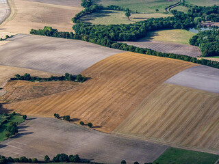 Obraz premium vue aérienne de champs à Mentou-Râtel dans le Cher en France