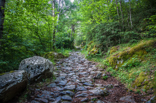 Caminos de senderismo y rutas por las monta&ntilde;as del Pirineo. Andorra. Vall de Madriu.