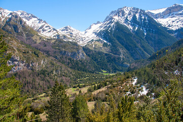 Parque nacional de Ordesa y Monteperdido. Valle de Otal. Senderismo en los pirineos en una paisaje alpino nevado