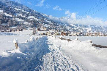 Winterwanderweg in ein Bergdorf im Zillertal in Tirol