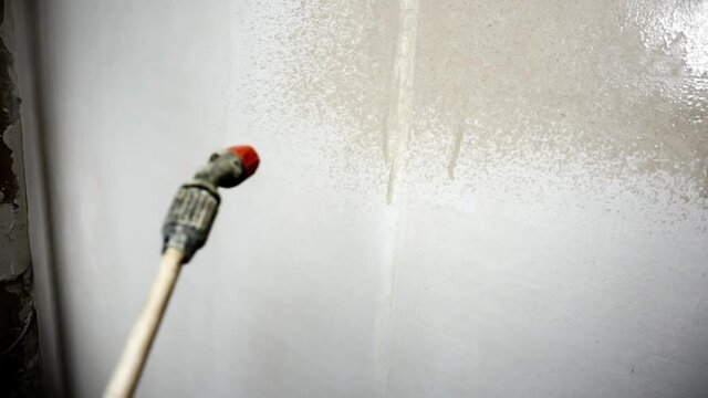Priming the wall from a spray gun