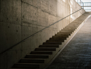 escalera recta desde subsuelo a planta alta .escalera y paredes de concreto y pasamanos de caño