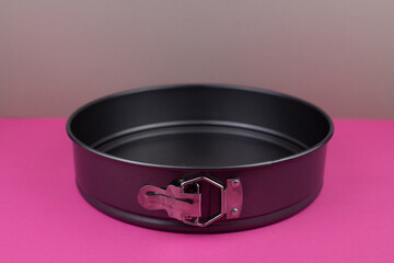 round kitchen baking dish on background for cakes