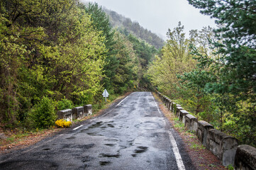 Carretera del Pirineo durante la lluvia