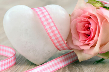 Romantischer Blumenstrauß mit Frühlingsblumen und Textfreiraum