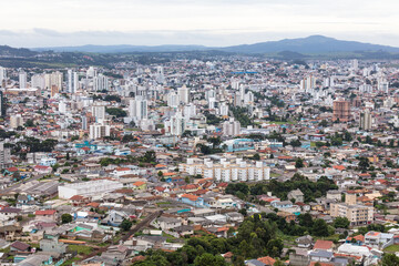 Paisagem urbana com a cidade de Lages, Santa Catarina, Brasil.