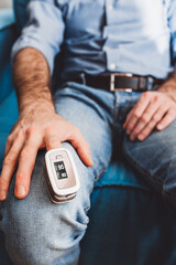 Fast and accurate monitoring of blood oxygen saturation - check the saturation with a handheld pulse oximeter at home