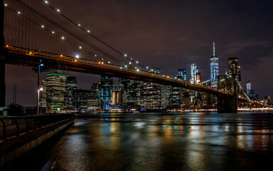 Obraz na płótnie Canvas Illuminated Brooklyn Bridge Over Hudson River