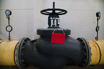 Manometer, pipes and faucet valves of heating system