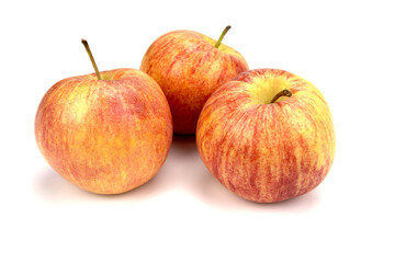 trois pommes isolées sur un fond blanc