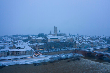 La ville de Nevers et les bords de Loire sous la neige, en Nièvre, en Bourgogne, en France.