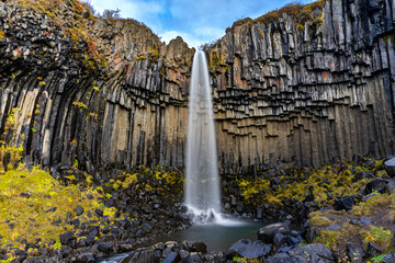 Catarata de Svartifoss, en Islandia; escoltada por impresionantes columnas de basalto