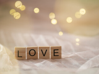 Love - napis z drewnianych klocków, miłość, kochać, walentynki 
