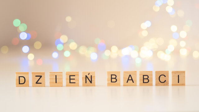 Dzień Babci - napis z drewnianych klock&oacute;w, po polsku 