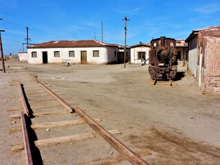 Ville industrielle abandonn&eacute;e avec sa vieille locomotive rouill&eacute;e