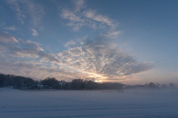Obraz na płótnie Canvas Sonnenuntergang auf dem Land b ei Nebel und Schnee im Winter mit Feld, Wald, Wolken