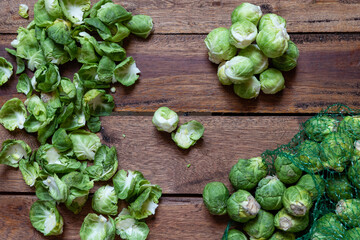 grüner geschälter Rosenkohl in der Küche auf einem Tisch aus Holz