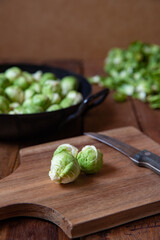 grüner geschälter Rosenkohl in der Küche auf einem Tisch aus Holz