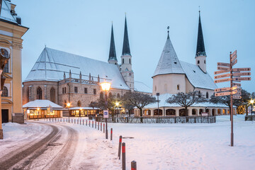 Kapellplatz im Schnee bei Morgendämmerung - obrazy, fototapety, plakaty